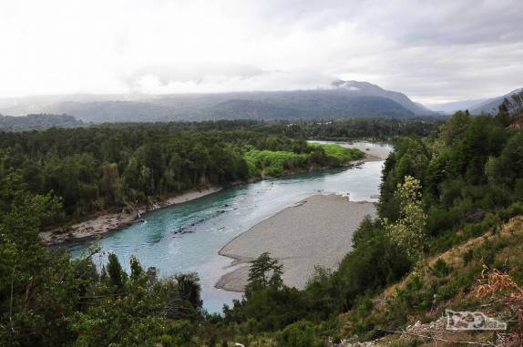 Florestas verdejantes e rios formam o cenário da Carretera Austral na região de La Junta, no sul do Chile